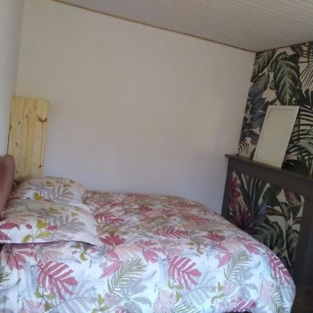 Appartement Cozy Dans Maison Privee Tauves Екстериор снимка