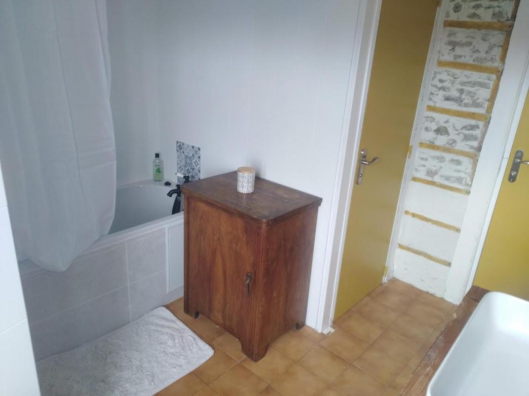 Appartement Cozy Dans Maison Privee Tauves Екстериор снимка